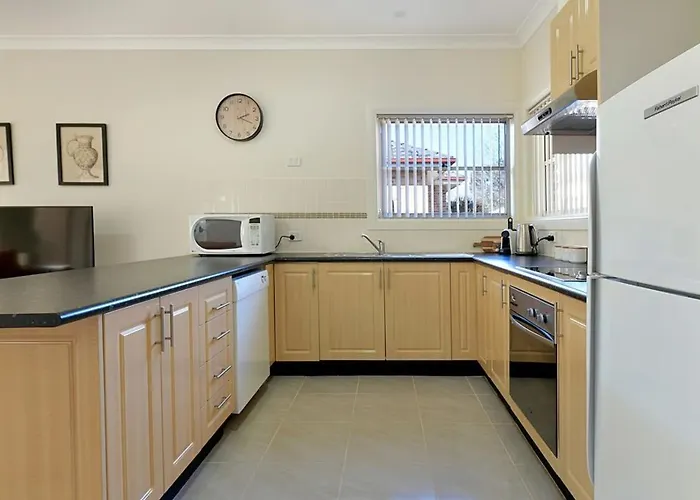 Central 2 Bed, 2 Bath Villa - Walk To Town