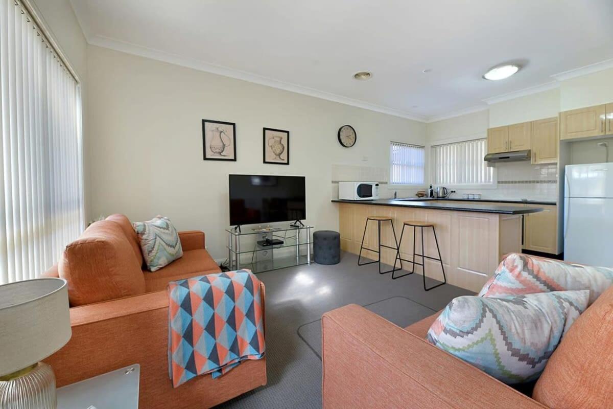 Apartment 2 Bed, 2 Bath - Walk To Town *