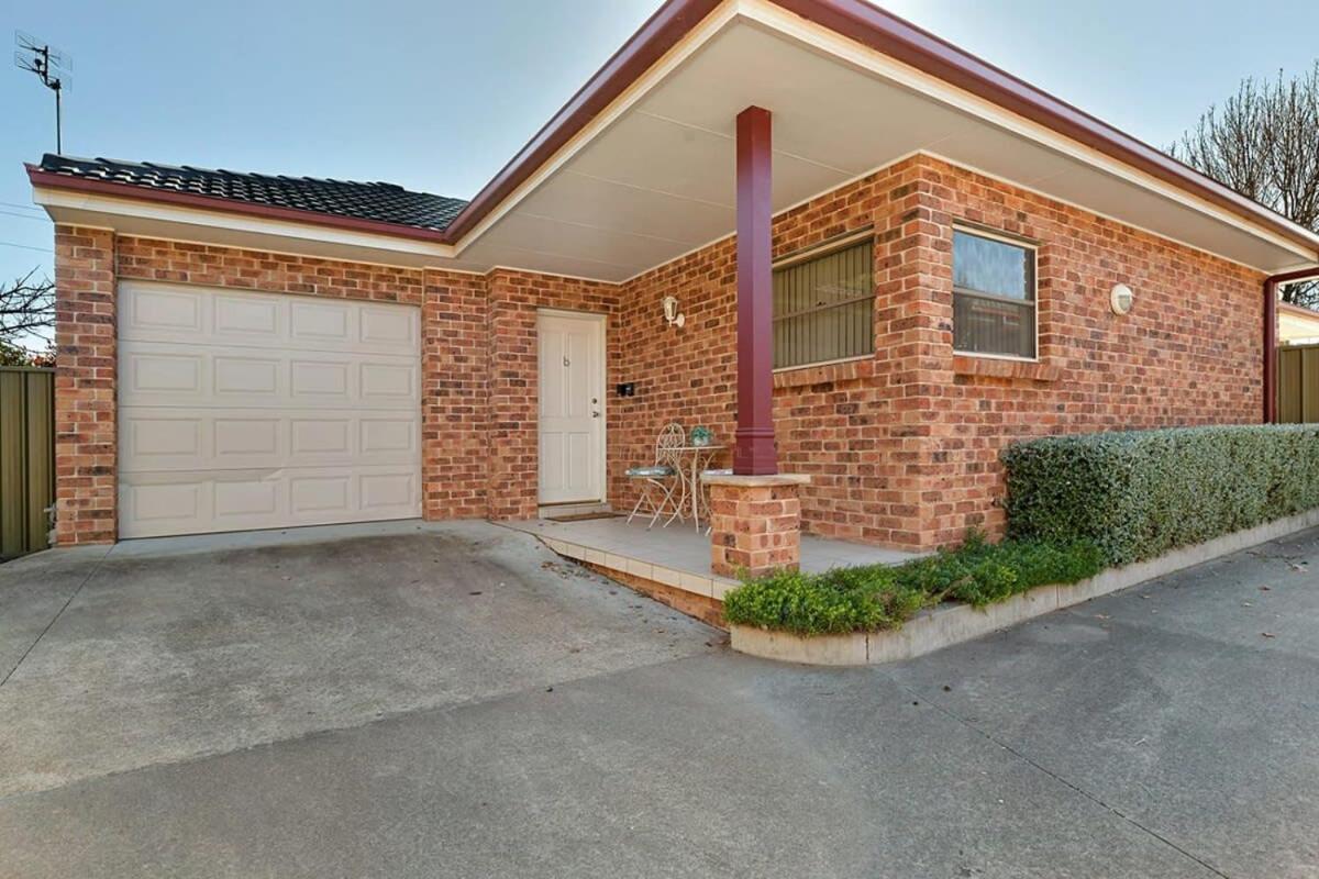 2 Bed, 2 Bath - Walk To Town *